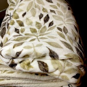 Like new Life Comfort Ultimate Faux Fur Throw